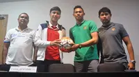 Sesi konferensi pers jelang uji coba Timnas U-19 melawan Filipina, pelatih Filipina Dan Padernal, kapte tim Mark Winhoffer, kapten Indonesia Andi Setyo Nugroho, dan pelatih Eduard Tjong. (Bola.com/Romi Syahputra)
