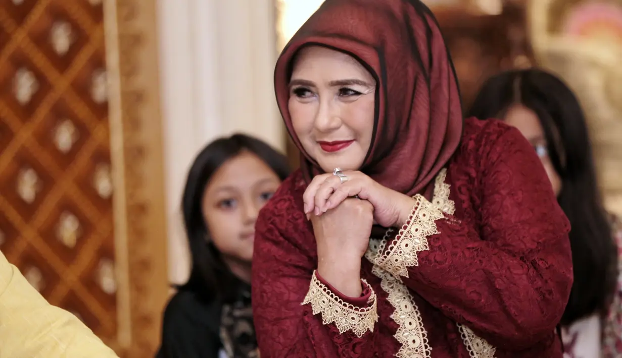 Sekedar mengingatkan, pasangan ini dipertemukan pertama kali di lokasi syuting. Saat itu, yang mengenalkan Yati pada Pangky adalah artis senior Roy Marten. Tidak merasakan getaran cinta saat pertama kali ketemu oleh keduanya.(Adrian Putra/Bintang.com)