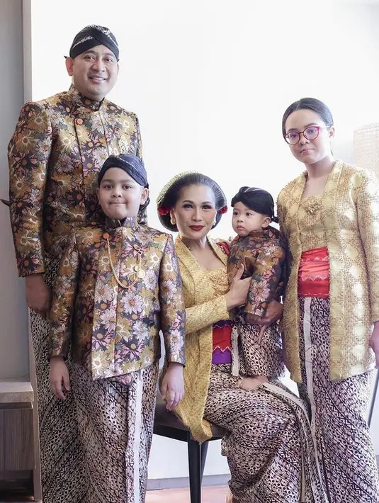 Tata Jenneta tampil mewah dengan kebaya warna emas dan angkin yang vibrant dengan warna merah dan ungu. (Foto: Instagram @tatajaneetaofficial)