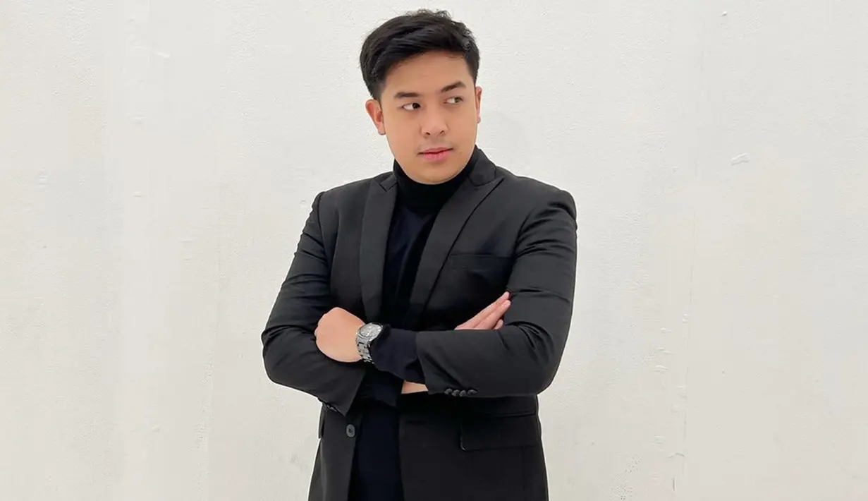 Unggahan foto Jerome saat pemotretan dengan setelan jas di akun Instagram pribadinya ini dibanjiri komentar netizen. Tak sedikit netizen yang memuji penampilannya dengan jas hitam yang dipadukan dengan turtle neck senada. (Liputan6.com/IG/@jeromepolin)