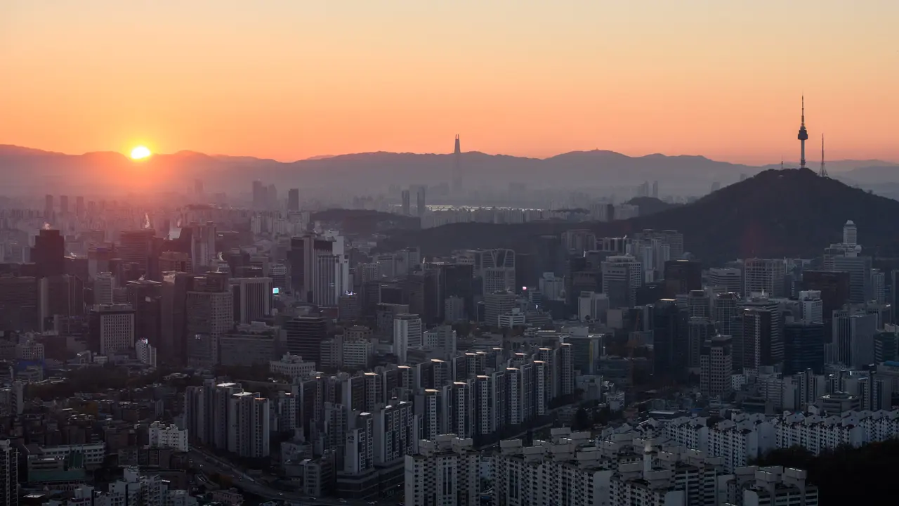 Melihat Keindahan Kota Seoul Saat Matahari Terbit