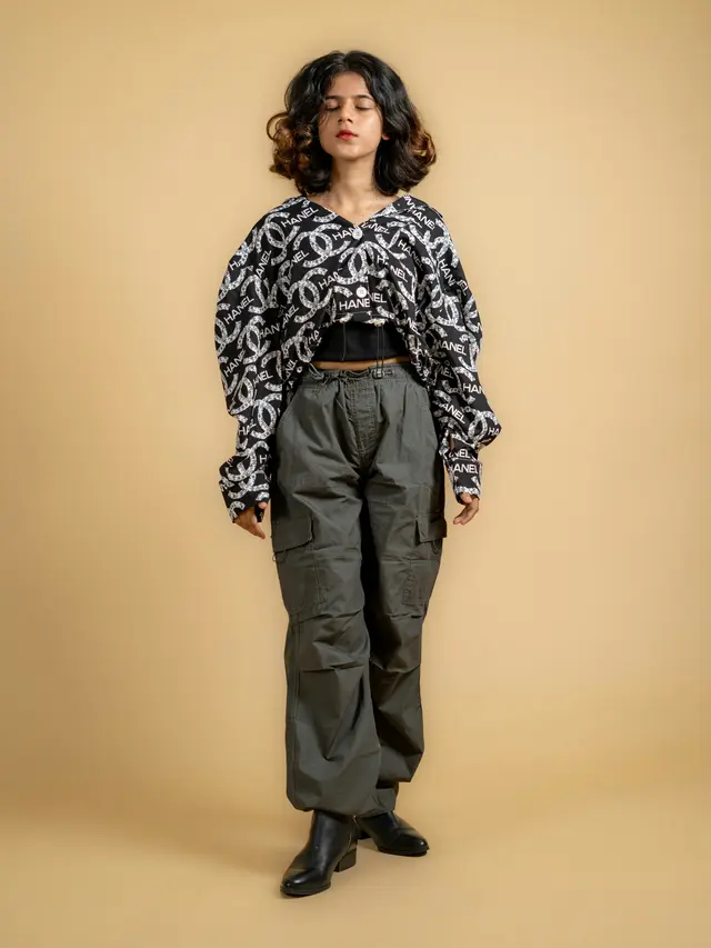 Kombinasi Celana Kargo dan Crop Top