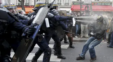 Polisi menembakkan gas air mata ke demonstran menjelang Konferensi Perubahan Iklim Dunia 2015 di Place de la Republique Paris, Prancis, Minggu (29/11). Paris melarang semua aksi demonstrasi pasca teror beberapa waktu lalu. (REUTERS/Eric Gaillard)