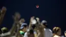 Fenomena gerhana bulan total "Micro Blood Moon" terlihat dari atas pantai Arpoador di Rio de Janeiro, Brasil, Jumat (27/7). Gerhana bulan terlama pada abad ini dapat disaksikan di seluruh dunia dengan mata telanjang. (AP/Silvia Izquierdo)