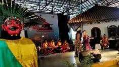 Di saat gempuran berbagai kesenian baru, para seniman lenong terus berjuang agar terus eksis (Liputan6.com/Faizal Fanani)