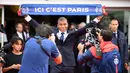 Pemain baru PSG, Kylian Mbappe memegang saat perkenalan dirinya di Parc des Princes stadium, Paris, (6/9/2017). Mbappe dipinjam PSG dari Monaco dengan opsi permanen sebesar 180 juta euro tahun berikutnya. (AFP/Franck Fife)