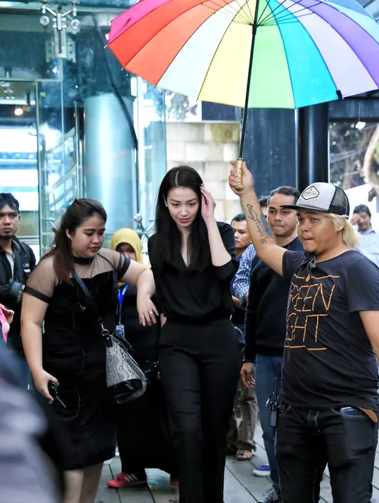 Ia juga melakukan riset dengan banyak menonton film lama. Ingin mengetahui gaya perempuan era 70-an. Ia memperhatikan gerak-gerik perempuan di erah itu. (Galih W. Satria/Bintang.com)