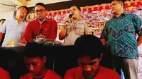 Dua polisi gadungan ditangkap personel Polsek Limapuluh, Pekanbaru, setelah berusaha memeras warga. (Liputan6.com/M Syukur)