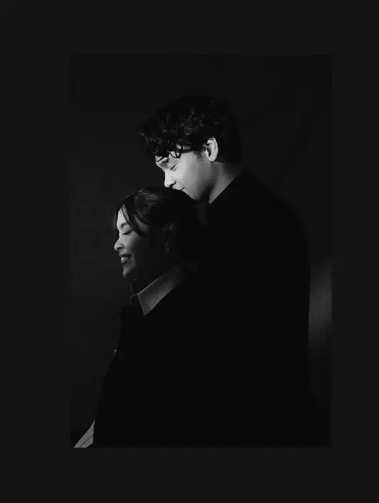 Foto tersebut tampak begitu penuh cerita hadirkan kisah cinta keduanya.  [Foto: Instagram/ Gregoria Mariska]