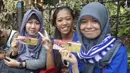 Para gadis bobotoh Persib Bandung yang di Jakarta saat berkumpul di Polda Metro Jaya, Jakarta, Minggu (18/10/2015). (Bola.com/Vitalis Yogi Trisna)