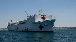 Kapal rumah sakit Angkatan Laut AS USNS Comfort berlabuh di pelabuhan Paita, wilayah Piura, Peru, 5 November 2018. Kapal, dengan awak hampir seribu orang itu, dilengkapi alat medis paling canggih, dokter dan perawat berlisensi. (ERNESTO BENAVIDES / AFP)