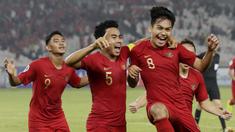 Gelandang Indonesia, Witan Sulaeman, melakukan selebrasi usai membobol gawang Chinese Taipei, pada laga AFC U-19 di SUGBK, Jakarta, Kamis (18/10/2018). Indonesia menang 3-1 atas Chinese Taipei. (Bola.com/M Iqbal Ichsan)