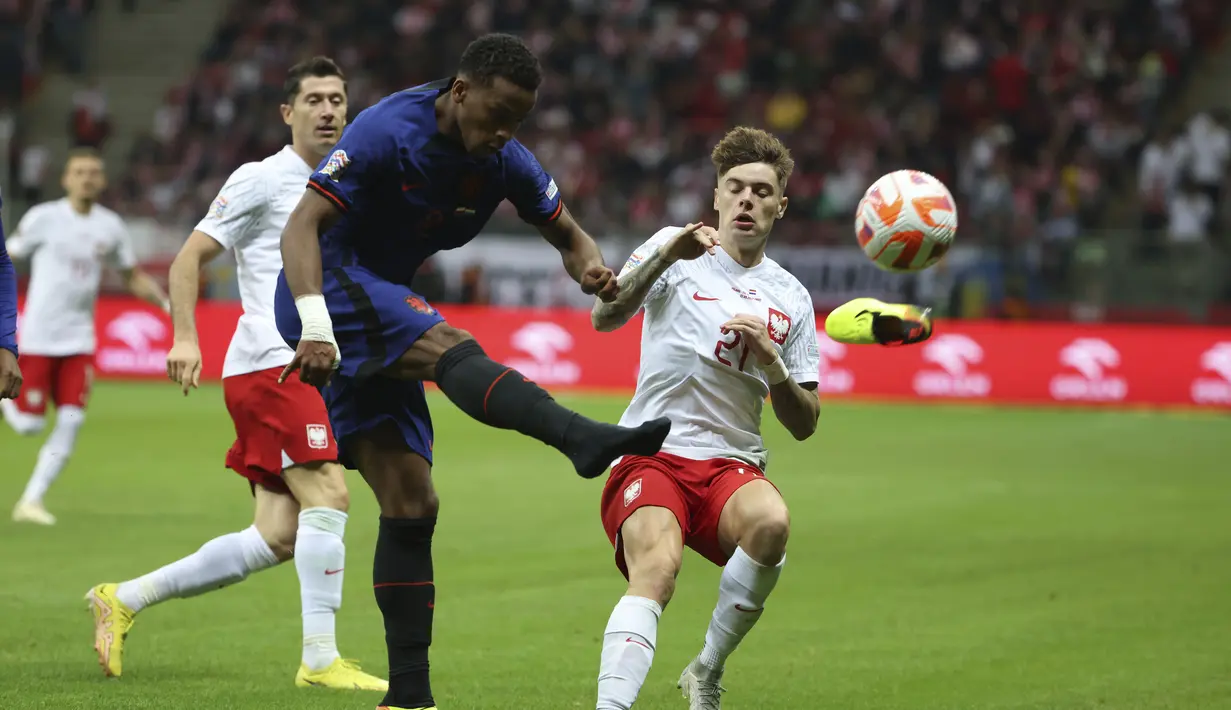 Bek timnas Belanda Jurrien Timber menendang bola dan kehilangan sepatunya saat bertandang ke Polandia dalam lanjutan UEFA Nations League A di Stadion Narodowy, Warsawa pada Jumat (29/09) dini hari WIB. Belanda sukses menundukkan Polandia 2-0 lewat gol yang disumbangkan oleh Cody Gakpo dan Steven Bergwijn. (AP Photo/Michal Dyjuk)