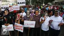 Relawan mengenakan topeng dan atribut tiga paslon Cagub/Cawagub DKI Jakarta melakukan aksi kampanye pilkada damai, aman dan sportif di CFD, kawasan Bunderan HI, Jakarta, Minggu (30/10). (Liputan6.com/Johan Tallo)