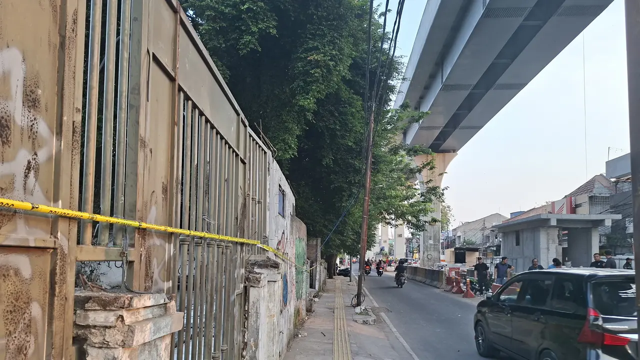 Garis polisi masih membentang di lokasi bentrokan di Jalan Tambak, Kelurahan Pegangsaan, Kecamatan Menteng, Jakarta Pusat, Minggu (26/7/2026). (Liputan6/Rifqy Alief)
