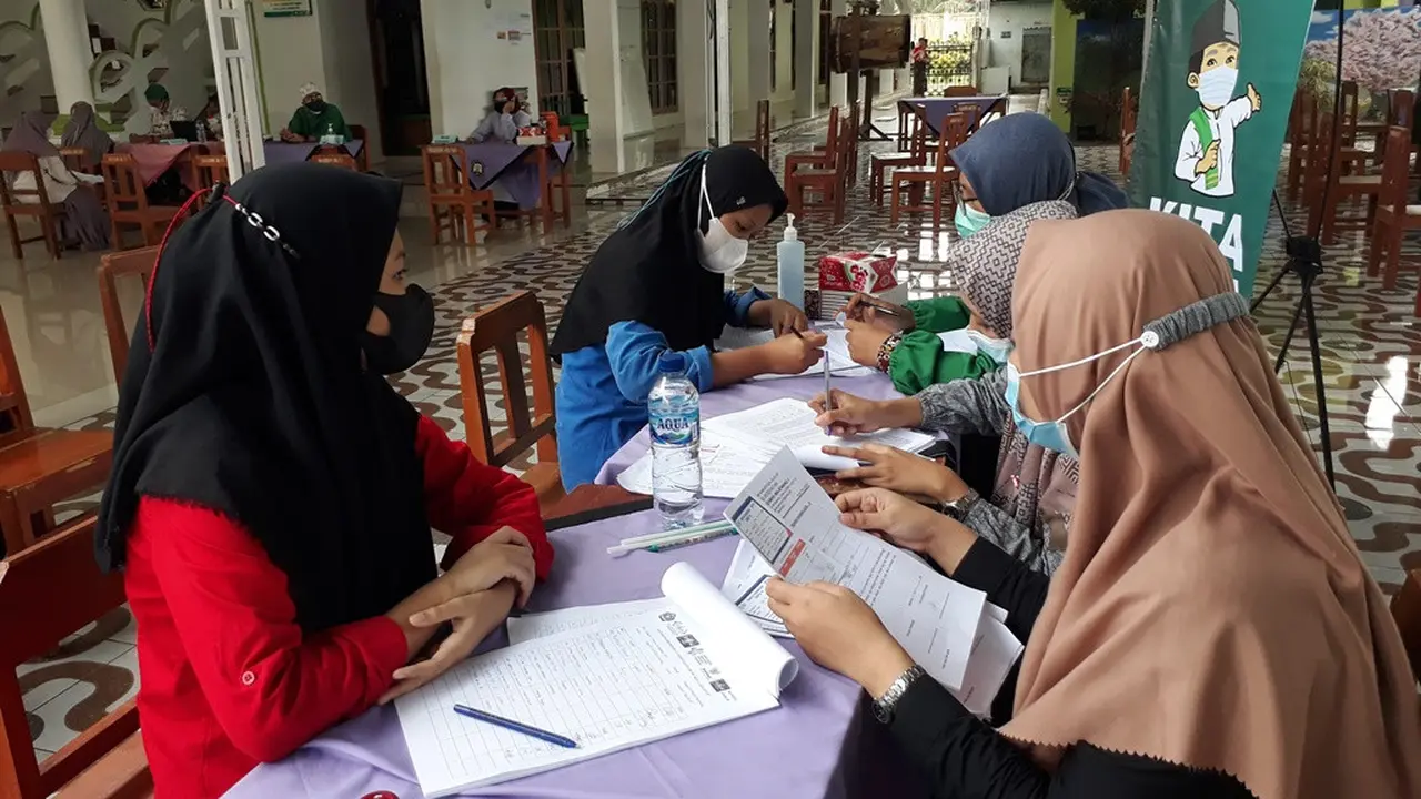 Santri di Pondok Pesantren El Bayan, Majenang, Cilacap vaksinasi Covid-19. (Foto: Liputan6.com/Muhamad Ridlo)