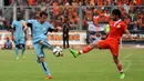 Pemain Persela, Balsa Bojovic berebut bola dengan gelandang Persija, Stefano Lilipaly saat laga uji coba di Stadion GBK Jakarta, Minggu (1/3/2015). Persija kalah 0-1 dari Persela. (Liputan6.com/Helmi Fithriansyah)