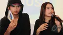 Ditemani Aliando Syarief, Prilly Latuconsina menjawab pertanyaan wartawan saat menghadiri launching sebuah aplikasi di kawasan Cilandak, Jakarta, Kamis (12/3/2015).(Liputan6.com/Helmi Afandi)