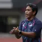 Pelatih Timnas Indonesia U-16, Bima Sakti, memberikan arahan saat melawan tim Piala Soeratin Bekasi U-17 pada laga uji coba di Stadion Patriot, Kota Bekasi, Jumat (13/3/2020). Kedua tim bermain imbang 1-1. (Bola.com/M Iqbal Ichsan)