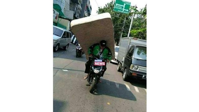 Potret 5 Driver Ojek Online Antar Barang Oversize Ini Perjuangan Banget