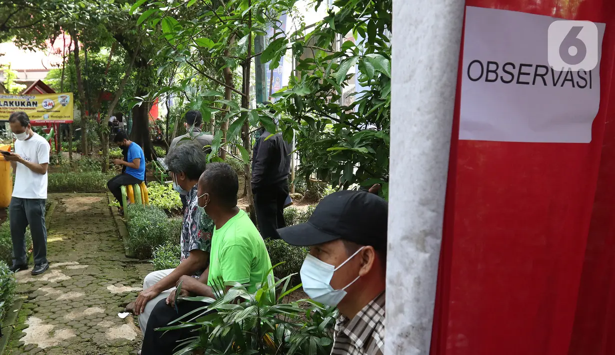 Sejumlah warga menunggu observasi seusai mendapat vaksinasi COVID-19 di Kampung Tangguh Jaya Cideng, Jakarta, Sabtu (10/4/2021). Pelaksanaan program vaksinasi massal tersebut dilakukan di 500 Kampung Tangguh Jaya (KTJ), beberapa mal, serta tempat umum lainnya. (Liputan6.com/Herman Zakharia)