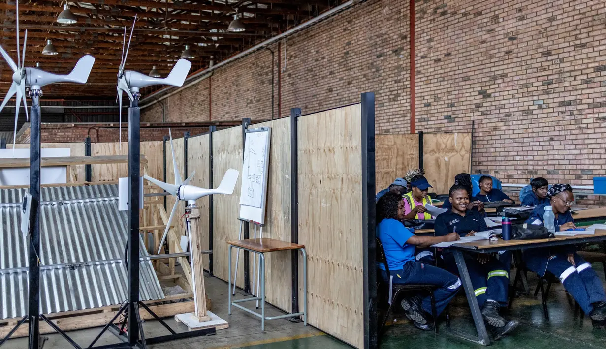 Para siswa Nkangala TVET College terlihat di Pusat Pelatihan Top of the World Nkangala di Emalahleni pada 22 November 2023. (Roberta Ciuccio/AFP)