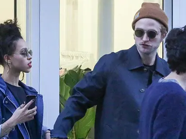 Robert Pattinson dan FKA Twigs terlihat sedang kencan romantis di Paris, (15/10/14). (Dailymail)
