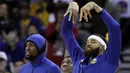 Pebasket Golden State Warriors, JaVale McGee, merayakan kemenangan atas Dallas Mavericks pada laga NBA di Oracle Arena, Oakland, Kamis (14/12/2017). Warriors menang 112-97 atas Mavericks. (AP/Marcio Sanchez)