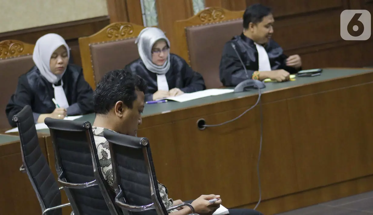 Terdakwa dugaan suap jual-beli jabatan di lingkungan Kemenag, M Romahurmuziy saat menjalani sidang pembacaan putusan sela di Pengadilan Tipikor, Jakarta, Senin (9/10/2019). Majelis hakim menolak eksepsi terdakwa dan sidang akan dilanjutkan dengan pemeriksaan saksi. (Liputan6.com/Helmi Fithriansyah)