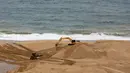 Alat berat dikerahkan untuk proyek reklamasi di pesisir Kolombo, Sri Lanka, Selasa (9/8).Nantinya diharapkan proyek ini dapat menarik banyak lowongan pekerjaan dan menaikkan perekonomian Sri Lanka. (REUTERS/Dinuka Liyanawatte)