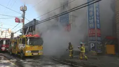 Petugas pemadam kebakaran berjibaku memadamkan kebakaran yang melanda rumah sakit Sejong, di Milyang, Korea Selatan,  Jumat (26/1). Setidaknya 31 orang tewas dan lebih dari 50 lainnya cedera dalam kebakaran maut tersebut. (Kim Dong-mi/Yonhap via AP)