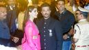 Aktor Bollywood, Anil Kapoor bersama putrinya, Sonam Kapoor menghadiri pernikahan Isha Ambani dan Anand Piramal di Mumbai, Rabu (12/12). Isha merupakan putri orang terkaya di India menurut Forbes, Mukesh Ambani. (AP/Rajanish Kakade)