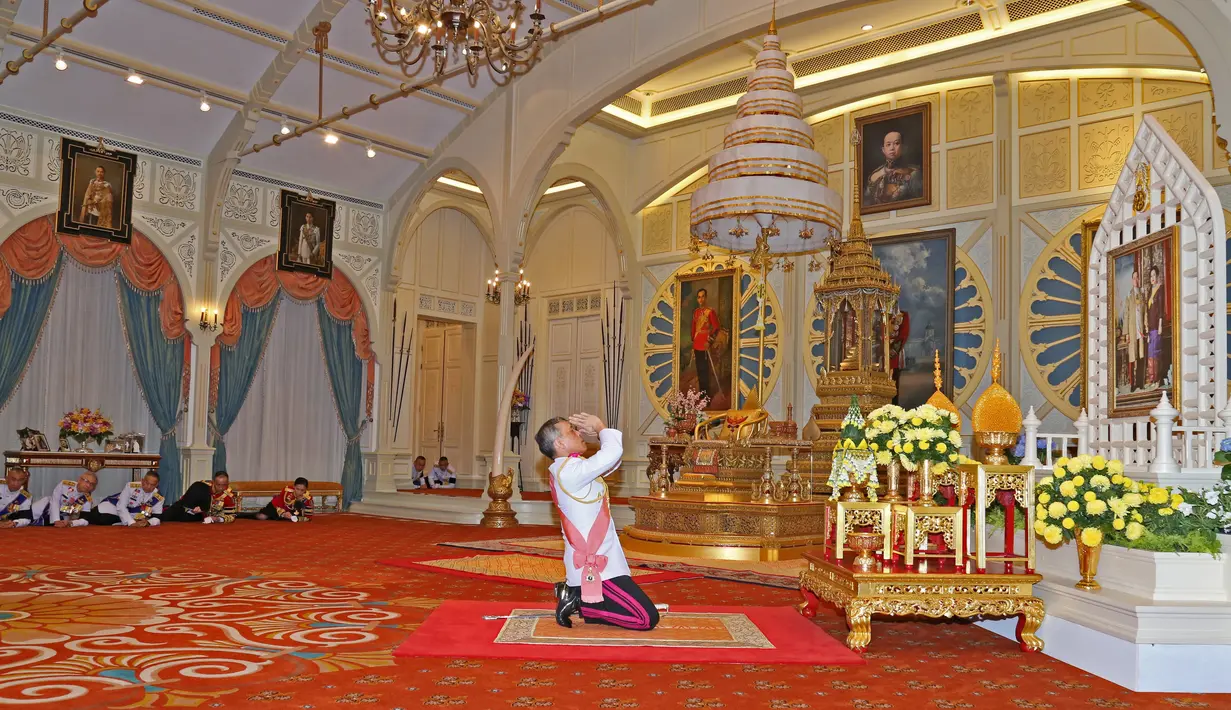 Putra Mahkota Maha Vajiralongkorn melakukan penghormatan saat acara suksesi raja baru Thailand, Kamis (1/12). Sang putra mahkota kini layak disebut Raja Vajiralongkorn, raja ke-10 dari dinasti Chakri. (REUTERS)