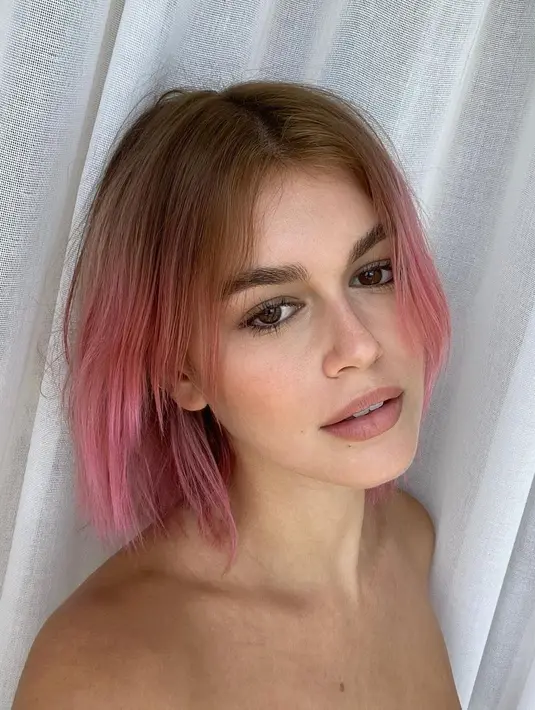 Tren dari tahun 2020 dan tetap bertahan di tahun ini adalah penggunaan warna-warna yang cerah. Kaia Gerber terlihat mewarnai rambutnya dengan nuansa ombre pink dan kamu bisa menjadikannya inspirasi atau mencoba bereksperimen dengan warna-warna yang lebih berani. Foto: Instagram @kaiagerber.