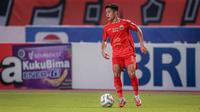 Pemain Persija Jakarta, Ilham Rio Fahmi saat menghadapi Borneo FC pada laga pekan ke-7 BRI Liga 1 2023/2024 di Stadion Patriot Candrabhaga, Bekasi, Rabu (9/8/2023). (Bola.com/Bagaskara Lazuardi)