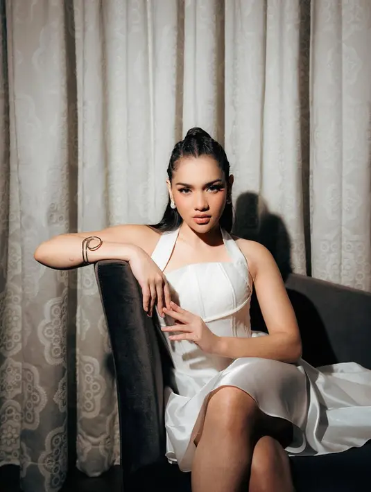 Penampilannya semakin sempurna berkat sentuhan glam dari tim profesional. Makeup flawless dengan sentuhan natural dari @danybarca22 menonjolkan kecantikan alaminya, sementara tatanan rambut kepang sleek dari @hairdobyrachela menghadirkan nuansa sporty chic.   [@davinaakaramoy].