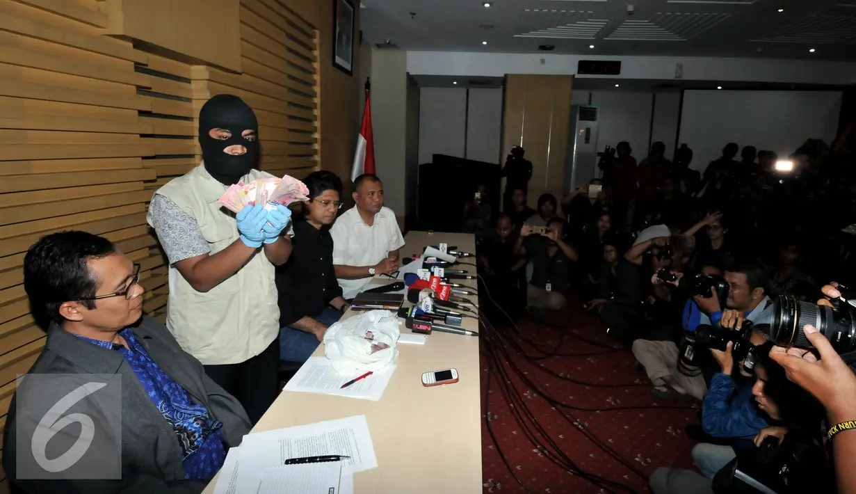 Penyidik menunjukkan barang bukti yang diperoleh dari OTT  saat memberikan keterangan pers di Gedung KPK, Jakarta, (17/9). Irman Gusman ditangkap bersama Direktur Utama CV SW, berinisial XSS dan istrinya yang berinisial MMI. (Liputan6.com/Johan Tallo)
