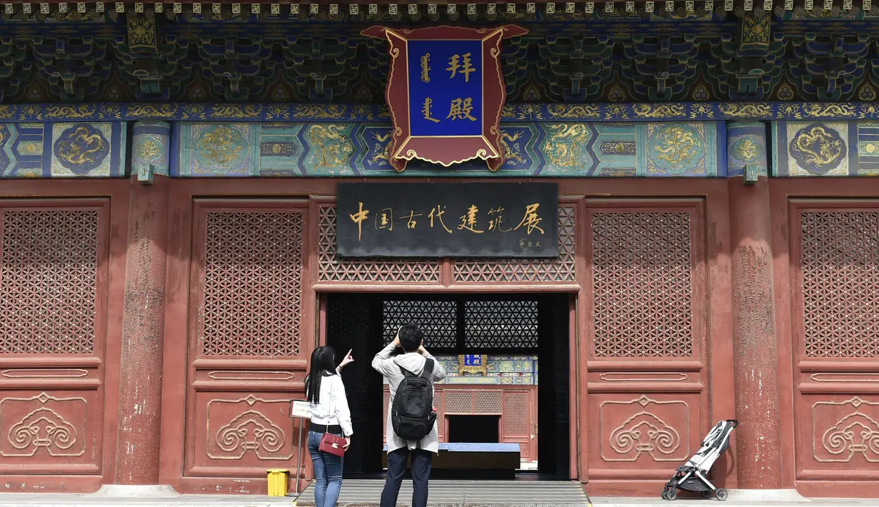 Sejumlah orang mengunjungi Museum Arsitektur Kuno Beijing di Beijing, ibu kota China, pada 2 Oktober 2020. (Xinhua/Lu Peng)