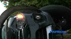 Warga di sekitar kejadian menceritakan, pengemudinya mobil melaju kencang lalu tiba-tiba terlihat lepas kendali dan akhirnya menabrak tiang listrik.