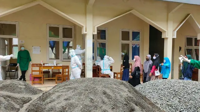 Sebanyak 88 santri dan warga di pesantren di Desa Cibeunying, Kecamatan Majenang, Cilacap, tersebut terkonfirmasi Covid-19. (LIputan6.com/Imam Hamidi-Muhamad Ridlo)