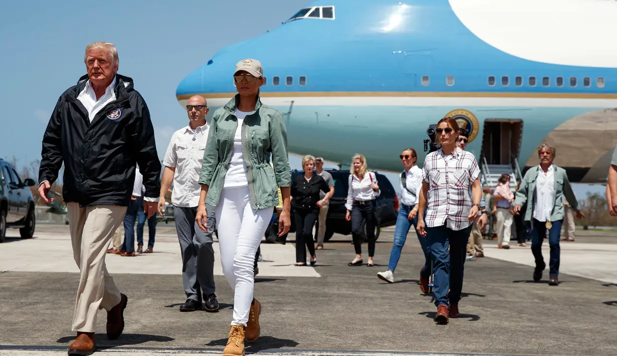 Presiden AS Donald Trump dan ibu negara Melania Trump setibanya di Luis Muniz Air National Guard Base, Puerto Rico, Selasa (3/10). Trump tiba di Puerto Rico untuk menyaksikan langsung kehancuran akibat terjangan Badai Maria dua pekan lalu. (AP/Evan Vucci)