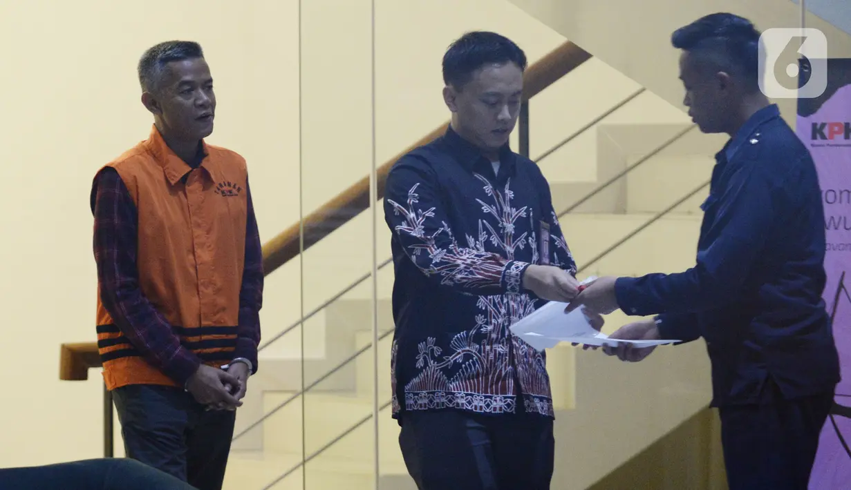 Mantan Komisioner KPU, Wahyu Setiawan (kiri) usai menjalani pemeriksaan oleh penyidik di Gedung KPK, Jakarta, Selasa, (21/1/2020). Wahyu Setiawan diperiksa sebagai tersangka terkait kasus dugaan penerimaan hadiah atau janji penetapan anggota DPR Terpilih 2019-2024. (merdeka.com/Dwi Narwoko)