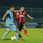 Pemain tengah Persipura, Robertino Puliara berebut bola dengan Balsa Bozovic (kedua dari kiri) saat berlaga di SCM Cup 2015 di Stadion Kanjuruhan, Malang, Minggu (18/1/2015).   Persela unggul 1-0 atas Persipura. (Liputan6.com/Faizal Fanani)