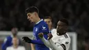 Gelandang Chelsea Kai Havertz dan bek Fulham Tosin Adarabioyo berebut bola pada laga tunda pekan ke-7 Premier League 2022/2023 di Craven Cottage, Jumat (13/1/2023) WIB. Dua gol Fulham dicetak masing-masing oleh Willian (25’) dan Vinicius (73’). (AP Photo/Alastair Grant)