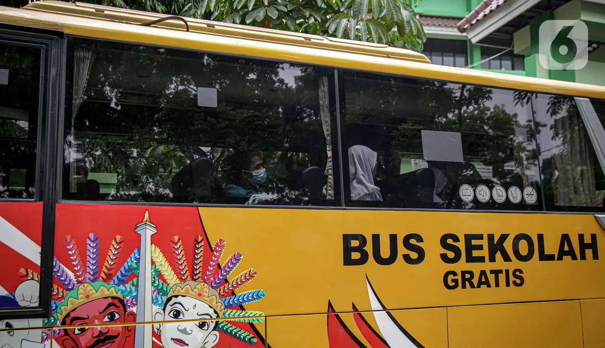Pelajar naik bus sekolah usai pembelajaran tatap muka (PTM) di SMK Negeri 15, Kebayoran Baru, Jakarta Selatan, Jumat (3/9/2021). Dishub DKI Jakarta melalui Unit Pengelola Angkutan Sekolah mengoperasikan 70 bus sekolah yang melayani 20 rute reguler dan 13 rute zonasi. (Liputan6.com/Faizal Fanani)