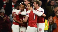 Perayaan gol Aubameyang ke gawang Valencia pada leg 1, semifinal Liga Europa yang berlangsung di Stadion Emirates, London, Jumat (3/5). Arsenal menang 3-1 atas Valencia. (AFP/Glyn Kirk)
