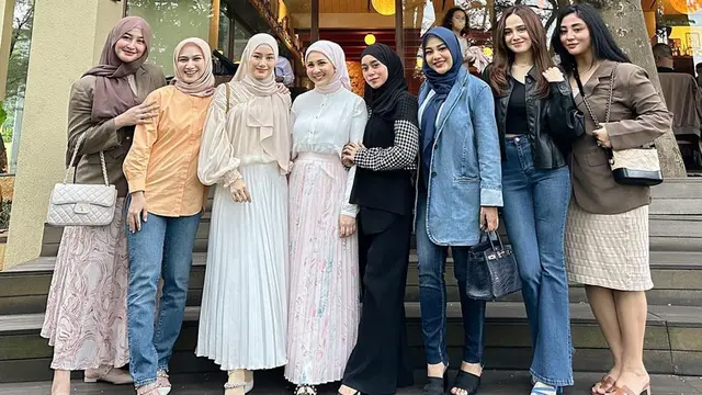 Lesti Kejora tersenyum saat arisan bareng rekan selebriti