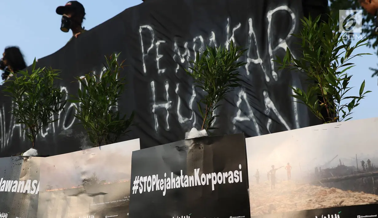 Aktivis Walhi melakukan aksi protes pembakaran hutan, Jakarta, Selasa (8/8). Walhi menuntut pemerintah dapat menegakkan hukum bagi korporasi pembakar hutan yang telah berlangsung setiap tahun. (Liputan6.com/Immanuel Antonius)