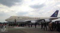 Pesawat yang membawa Raja Arab Saudi, Salman bin Abdulaziz tiba di Bandara Halim Perdanakusuma, Jakarta, Rabu (1/3).  (Liputan6.com/Fery Pradolo)