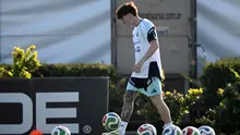 Laga ini menjadi menjadi bagian penting bagi Argentina untuk memperbaiki performa jelang Piala Dunia 2026. Tampak dalam foto, bek Timnas Argentina, Valentin Barco, mengontrol bola saat sesi latihan di Ezeiza, provinsi Buenos Aires, Argentina pada 30 Maret 2026. (Luis ROBAYO/AFP)